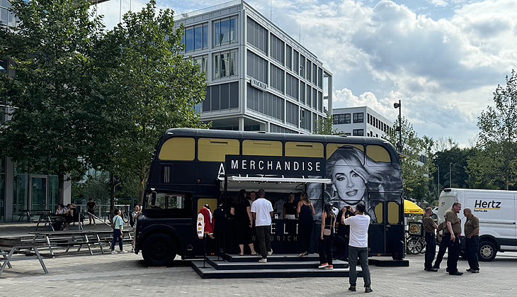 Adele Pop-Up Merch Bus bis 16.08.2024 auf dem Kn&ouml;delplatz im Werksviertel (&copy;Foto: Martin Schmitz)
